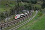 rabe-501/874150/zwei-sbb-rabe-501-giruno-triebzuege Zwei SBB RABe 501 'Giruno' Triebzüge sind bei Wassen in der berühmte Wattinger Kurve in Richtung Süden unterwegs, wobei der erste Zug schon fast vollständig im Wattinger Kehrtunnel ist. 

19. Ok.t 2023