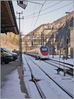 In Göschenen kommt die Sonne erst am Kurz nach Mittag - Und so ist der SBB Giruno RABe 501 022  Waadt / Vaud  als EC 10178 auf dem Weg von Lugano nach Basel SBB hier noch im Schatten der Bahnhofs