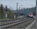 rabe-503-2/742237/ein-sbb-rabe-503-auf-der Ein SBB RABe 503 auf der Fahrt nach Milano fährt durch den Bahnhof von Mülenen. 

14. April 2021