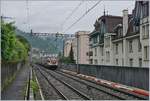 Ein lange, aus zwei RABe 511 bestehender RE von St-Maurice nach Genève hat Montreux verlassen und strebt nun seinem nächsten Halt Vevey zu. 

5. Mai 2020