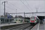 RABe 511/849721/in-morges-wartet-der-sbb-rabe In Morges wartet der SBB RABe 511 017 als RE 33 auf die Abfahrt nach St-Maurice und im Hintergrund steht der BAM Be 2/4 'Le Joran' als R 56 nach Bière zur Abfahrt bereit.

22. Feb. 2024