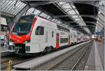 rabe-512/876568/in-zuerich-hb-wartet-ein-sbb In Zrich HB wartet ein SBB RABe 512 als RE 37 auf die Abfahrt nach Aarau. 

15. Mrz 2025