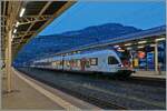 In der Wintersaison an Samstagen, Sonn- und Feiertagen verkehrt ein besonderer Zuglauf, der leider  nur  aus einem Flirt besteht: Fribourg - (Train des Vignes Strecke) - Vevey - Martigny - Le Chable, hier beim Halt in Vevey. 

2. Jan. 2024