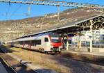 Ein  Fernverkehrs  SBB RABe 523.5 und ein  alter   Flirt bilden den R3 von Vallorbe nach St-Maurice, hier beim Halt in Vevey.
25 . November 2024