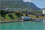 rabe-528-mika/857202/ein-blick-vom-schiff-auf-den Ein Blick vom Schiff auf den in St-Gingolph wendenden BLS RABe 528. Der MLS MIKA wurde von der RegionAlpes gemietet, da ihre eigen Züge durch den grossen Fahrgastzuwachs Kapazitätsprobleme haben. Der BLS Zug verkehrt in einem Umlauf an Werktagen (ohne SA) und ist deshalb eine selten, aber sehr willkommene Abwechslung am Genfersee. 

2. August 2024