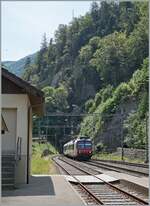 Ein SBB RBDe 560  Domino  hat den 3700 Meter langen Weissensteintunnel verlassen und erreicht nun die auf dem Gemeindegebiet von Crémines gelegene Station Gänsbrunnen.