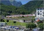 Blick vom Schiff auf  Hafen  und Bahnhof in St-Gingolph; im Bahnhof wendet gerade ein RegionAlps RBDe 560 Domino, wobei da Wenden hier reicht üppig ausgelegt ist: Ankunft xx:06  und Abfahrt