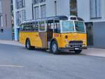 Ein alter PTT Bus steht in Blonay und wartet wohl auf die Reisenden von einem Blonay-Chamby Bahn Extrazug.