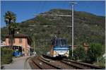 Der SSIF der ABe 12/16 (ABe/P/Be/Be) N° 85  Trontano , als SSIF Treno Panoramico 43 von Domodossola nach Locarno unterwegs kurz vor der Weiterfahrt in Intragna.