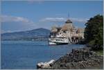 Das CGN Kursschiff  LA SUISSE  verlässt nach einem kurzen Halt die Schiffsanlegestelle Château de Chillon, im Hintergrund das namensgebende Schloss.