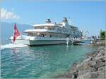 Das recht grosse Motorschiff LAUSANNE legt an der Anlegestelle Rivaz St-Saphorin an.

21. Juni 2025