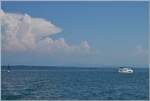Der Neuenburgersee ist der gr�sste,  vollst�ndige in der Schweiz liegende See der Schweiz; der Eindruck der Gr�sse versuchte ich hier zu zeigen, dazu sieht man rechts im Bild des LNM Motorschiff 'Fribourg'. 

19. Juni 2025