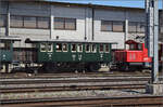 150 Jahre Emmentalbahn.

Tem 225 041 der BLS Stiftung rangiert die Wagen des Schnaaggi Schaaggi im Bahnhof Burgdorf. Im Bild ist C 22 der Z�rcher Museumsbahn. Mai 2025.

Der Wagen C 22 geh�rt zur Originalausstattung der Sihlthalbahn aus dem Jahr 1892. Der von der SIG gebaute Wagen wurde 1950 von der Orbe-Chavornay �bernommen und �berstand dann die Zeit ab 1986 beim Rive-Bleu-Express am Genfersee. 2004 kam der Wagen in seine Heimat zur�ck, wo er nach einem Unfall 2016 mittlerweile tadellos aufgearbeitet wurde. Ein echtes Bijou und einer der wenigen Wagen aus dem 19. Jahrhundert, die jeden historischen Personenzug edeln. Logisch, dass der 123-J�hrige zum 150. Geburtstag der Emmentalbahn geladen war... ;-)