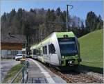 Der BLS RABe 535 103 nach Bern beim Halt (auf Verlangen) in Enge im Simmental.