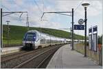Mit dem SNCF Z 27692 an der Spitze und dem hier zu sehenden SNCF 27533 durchfährt ein mehrteiliger TER von Lyon auf der Fahrt nach Genève den Halt Russin.