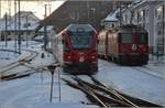 Alvra Gliederzug der RhB in Samedan, unter anderem als Besonderheit gibt es ein Stehplatz-Fotografenabteil am lokseitigen Ende, bei dem man die Fenster per Knopfdruck �ffnen kann.