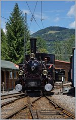 Die Blonay Chamby BAM G 3/3 6 ist zum Nationalfeiertag festlich geschmückt.