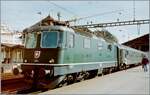 Die SBB Re 4/4 II 11234 wartet mit einem Schnellzug in Lausanne auf die Weiterfahrt. Neben der Lok sind die beiden RIC-Abteilwagen interessant, leider habe ich vor über dreissig Jahren dann den Bildausschnitt so gewählt, dass die weiteren Wagen (EW I/EW II) nicht mehr zu sehen sind. 

Analogbild vom März 1994