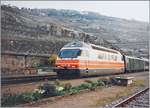Die erste Re 460 Werbelok: Die Re 460 015-1 AGFA in Rivaz.