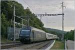 Der BLS RE 3913 von La Chaux-de-Fonds nach Bern wechselte in Chambrelien die Fahrtrichtung und verlässt nun den Spitzkehrbahnhof mit der BLS Re 465 002-4 am Zugschluss in Richtung Neuchâtel.