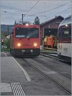 Leider nur in schlechter Handy Qualität: Während im Morgengrauen im linken Bildteil die MOB HGem 2/2 2501 (ex MVR) rangiert, sind in Dépôt die beiden CEV He 2/2 Nr. 1 und 2 zu erkennen. Die Aufnahme entstand in Blonay.

23. April 2025