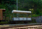 Der „kleine“ zweiachsige Behelfs-Personenwagen (Sommerwagen) ex LLB L° 60 der Museumsbahn Blonay–Chamby am 27.05.2023 auf dem Museums-Areal der (BC) in Chaulin.