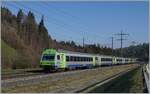 Die BLS Re 465 002 erreicht mit ihrem EW III Regionazug von Spiez nach Frutigen den Halt Mülenen.
