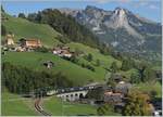 Der GoldenPass Express GPX 4064 von Montreux nach Interlaken Ost, nun durch den  Interface  Wagen und die BLS Re 465 014 ergänzt, während die MOB Ge 4/4 8001 in Zweisimmen für die