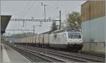 Die BLS Re 465 465 015 (UIC N°: 91 85 4465 015 6)  CAT'S EYE  hat über die Verbindungslinie von Genève her kommend Bussigny erreicht und fährt nun nach Vufflens la Ville weiter.