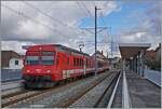 Der CJ RBDe 567 182 (UIC 94 85 7 567 182-1) ist mit seinem Pendelzug als R51 26430 in Alle angekommen und wendet rasch für die Rückfahrt nach Porrentruy. 
Ab dem Fahrplanwechsel werden SBB Flirts in der Relation Delémont - Porrentruy - Bonfol und Porrentruy - Bonfol im Halbstundentakt den Verkehr übernehmen und die CJ Züge haben dann ausgedient. 

3. November 2025
