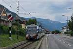 Der von Sarah Morris gestaltete Lenkerpendel  Monarch , bestehend aus ABt 341, Be 4/4 5001 und Bt 241 bei seiner Weiterfahrt in Blonay Richtung Chamby.