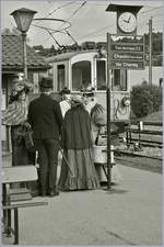 Belle Epoque der Blonay - Chamby Bahn mit zeigenössichen Reisenden und den MCM BCFe 4/4 N° 6 am 17.