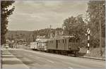 Die Bernina Bahn Ge 4/4 81 war bei der Blonay Chamby Bahn an diesem Sonntag wieder einmal im Einsatz und zeigt sich hier bei der Ausfahrt in Blonay bei der Hippschen Wendescheibe.