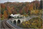 La DER 2021 (Saison Abschluss 2021) Vor dem Hintergrund eines prächtig gefärbten Herbstwaldes fährt die Blonay Chamby G 2x 2/2 105 über den Baye de Clarens Viadukt in Richtung Blonay. 

30. Okt. 2021