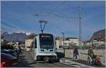 Der TPC ASD ABe 4/8 473 ist als R71 von Les Diablerets nach Aigle unterwegs und hält kurz in Aigle Place du Marché. Die Haltestelle ist nun mit einem Bahnsteig versehen worden und befindet sich gut 50 Meter nördlicher der  alten  Haltestelle. Zudem wurden wie bereits erwähnt neue, den alten sehr gut nachempfundene Fahrleitungsmasten aufgestellt.

9. Februar 2026