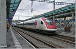 Seit dem Fahrplanwechsel im Dez. 2024 halten fast alle  Fernverkehrszüge in Renens VD um den Bahnhof von Lausanne vom Umsteigeverkehr zu entlasten. Das Bild zeigt eine SBB RABDe 500 als IC5 beim halt in Renens VD. 

28. Jan. 2025