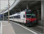 Mit dem RBDe 560 243 (RBDe 560 DO 94 85 7 560 243-8 CH-TPF) an der Spitze wartet ein Regionalzug nach Fribourg in Lausanne auf die Abfahrt.
