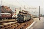 In Balsthal ist der OeBB BDe 4/4 641 im Güterverkehr mit dem Manöver beschäftig.
Von den SBB für den Personnenzug Verkehr auf Nebenlinien beschafft, wurden die BDe 4/4 in den 90ern von NPZ RBDe 560 verdrängt. Die OeBB ergriff die Gelegenheit und nutzte dann einige Jahre die BDe 4/4 im Personen- und Güterverkehr.

Analogbild vom 24. April 2001
