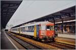 Ein SBB RBe 540 wartet mit einem Regionalzug in Aarau auf die Abfahrt nach Brugg (A).