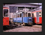 Forchbahn auf der Forch. Der alte Triebwagen BFe2/2 5, Baujahr 1912 vor dem Depot. Ich weiss nicht warum die beiden Fahrzeuge mitte und rechts schief stehen, der eine kippt nach rechts, der andere nach links. 25.März 1970 