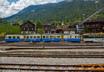 Der Doppeltriebwagen MOB ABDe 8/8 4002 „Vaud“ (deutsch Waadtland) der Montreux–Berner Oberland-Bahn (französisch Chemin de fer Montreux-Oberland bernois) steht im Bahnhof Zweisimmen am 28.05.2012 mit angehängten Wagen, zur Abfahrt bereit nach Montreux bereit. 

Dieser meterspurigen Doppeltriebwagen MOB ABDe 8/8 wurde 1968 in einer Serie von 4 Stück (4001 bis 4004) von SIG, BBC und SAAS für die MOB gebaut und bildeten lange Zeit das Rückgrat der Zugförderung auf der Strecke Montreux – Zweisimmen, die eine Steigung bis zu 73 ‰ ohne Zahnstange hat. Sie traten an die Stelle der Triebwagen der 3000er-Serie, den BDe 4/4 Nr. 3001-3006, die in zwei kleinen Serien in den Jahre 1944 und 1946 beschafft wurden.

Auf den steilsten Streckenabschnitten waren die Doppeltriebwagen, die am jeweiligen Ende über einen Führerstand mit Übergangseinrichtung zu den angehängten Wagen verfügten, in der Lage bis zu fünf Personenwagen mit einem Maximalgewicht von 80 t auf der Maximalsteigung von 73 ‰ zu befördern.

Die beiden Wagenkästen in leichter Stahlbauweise, stützten sich auf jeweils zwei Drehgestelle ab und sind untereinander kurzgekuppelt. Sie können nicht alleine verkehren. Der Antrieb jeder Achse erfolgt über jeweils ein im Drehgestell, in der Längsrichtung angeordneter Motor, über ein Schneckengetriebe. Eine halbautomatische Steuerung ermöglicht eine selbständige Regulierung der vorgewählten Geschwindigkeit. Eine Widerstandsbremse ermöglicht das verschleißfreie Beharren des Zuges in den Steilstrecken sowie dessen Abbremsen. Ist das Stromnetz für eine Einspeisung von Strom aufnahmefähig, wird der Strom, statt in den Bremswiderständen vernichtet zu werden, über die Rekuperationsbremse soweit möglich ins Netz eingespeist. Der Triebwagen verfügt zudem über eine Druckluftbremse, sowie ein Vakuumbremse für die angehängten Wagen, die nicht über eine Druckluftbremse verfügen.

Mit der Beschaffung der Lokomotiven mit Gepäckabteil bzw. Gepäcktriebwagen GDe 4/4 Nummer 6001 bis 6004 die ab dem Jahre 1983 in Betrieb gesetzt wurden und in der Lage waren 110 t auf der Maximalsteigung zu führen, sowie dem Aufkommen des Panoramic Expresses zwischen Montreux und der Lenk wurden diese Doppeltriebwagen in untergeordnete Dienste versetzt.

Auf der Grundlage des mechanischen wie auch der elektrischen Konstruktion entstanden in der Folge ab dem Jahre 1976 die Pendelzüge der Serie 5000, mit den Be 4/4 5001 bis 5004 und den dazugehörenden Steuerwagen ABt 5301 bis 5304. 

Am 2./3. September 2017 wurden die Triebwagen offiziell außer Dienst gestellt. Als Reserve werden drei aber noch vorgehalten. Der Triebwagen 4003 „Bern“ wurde 2018 leider abgebrochen.

TECHNISCHE DATEN:
Gebaute Stückzahl: 4
Hersteller mech. Teil: SIG (Schweizerische Industrie-Gesellschaft)
Hersteller elektr. Ausrüstung: SAAS (Société Anonyme des Ateliers de Sécheron)
Hersteller der Motoren: BBC
Spurweite: 1.000 mm (Schmalspur)
Achsformel: Bo'Bo' + Bo'Bo'
Länge über Puffer: 33.500 mm
Länge des Kastens: 2 x 16.00 mm
Drehzapfenabstand: 11.350 mm
Achsabstand im Drehgestell: 2.100 mm
Raddurchmesser: 750 mm
Höhe: 3.750 mm
Breite: 2.680 mm
Leergewicht: 60 t
Stundenleistung: 880 kW
Anfahrzugkraft: 185 kN
Stundenzugkraft:  97 kN
Übersetzung: 1:7,2
Höchstgeschwindigkeit: 70 km/h
Anzahl der Fahrmotoren: 8
Fahrleitungsspannung: 850 V DC (Gleichstrom)
Stromabnehmer : 2
Sitzplätze: 18 in der 1. Klasse / 68 in der 2. Klasse
Ladefläche: 7,8 m²
Zuladungsgewicht:  2,0 t