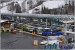 Ein Blick auf den WAB Güterumschlagplatz von Lauterbrunnen mit dem WAB BDeh 4/4 115 beim Güterschuppen und des etwas verdeckten He 2/2 32.