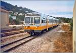 Der FGV Dieseltriebwagen 2306 ist auf der Fahrt von Alicante nach Denia und erreicht den kleinen Bahnhof von Calp/Calpe.

Mai 1994