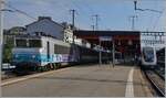 Links im Bild wartet die SNCF BB 22397 in Genève mit dem TER 96634 nach Grenoble auf die Abfahrt während rechts im Bild ein TGV Lyria von Partis Gare de Lyon auf die Weiterfahrt nach Lausanne steht.

20. August 2024
