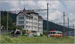 Der TransN BDe 4/4 8 verlässt den kleinen Zwischenbahnhof La Sagne in Richtung La Chaux de Fonds. 

27. Juni 2024
