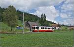 Der BDe 4/4 8 ist im weiten Tal auf der Fahrt nach Les Ponts de Martel. 

27. Juni 2024