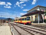 In Orbe wartet der OC Travys Be 4/8 No 3 auf die Abfahrt nach Chavornay.
Bei den Triebwagen handelt es sich um ein ex Karlsruher Tram 

5.Juli 2025