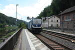 388 009 von CD Cargo mit einem Gterzug bei der Durchfahrt im Bahnhof Schna am 6.6.22