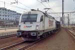 Am 5 April 2017 schleppt AWT 183 714 ein PKW-Zug durch Praha-Liben.