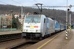 E 186 291 von LINEAS mit 162 019 von Ceske Drahy verlassen als R 689 mit ziel Praha hl.n. den Bahnhof Decin hl.n. am 13.3.24